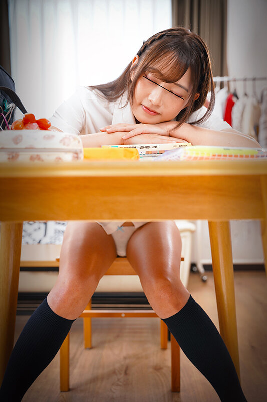 「ごめんなさい。」家庭教師をしていた教え子の大事な入試の直前に…勉強疲れでスイミンしている彼女をヤっちゃいました。 画像1