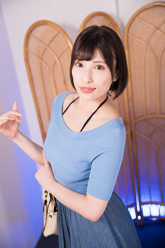 人妻限定高級エステサロン 無料体験チラシを持ってきた人妻はずきさん 画像1