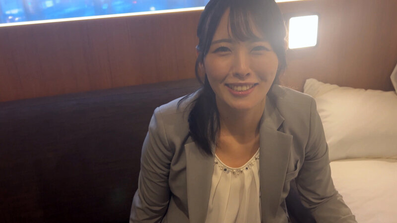 M男が街中で女性に声をかけてキスさせてもらう スレンダーOL あいちゃん 2枚目
