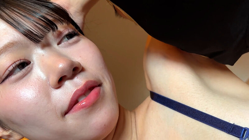 M男が街中で女性に声をかけてワキを舐めさせて貰う 交渉上手な黒髪ギャル かなちゃん_13