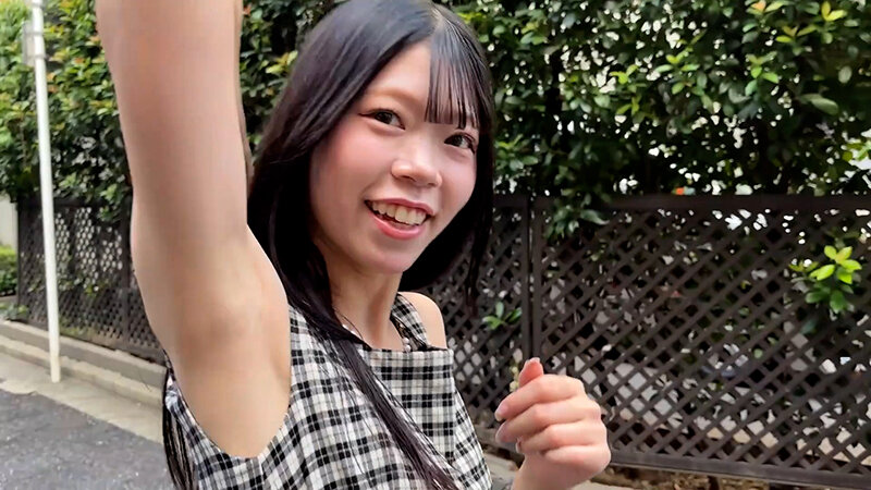 M男が街中で女性に声をかけてワキを舐めさせて貰う 交渉上手な黒髪ギャル かなちゃん_1