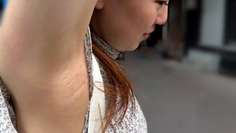 M男が街中で女性に声をかけてワキを舐めさせて貰う OL あいるちゃん 画像2