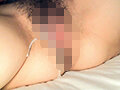 旦那が寝ている横で部下の若い男にイカされる熟女妻 サンプル画像