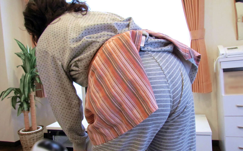 寝取られ妻隠し撮り投稿 愛する妻が他人男の勃起チ○ポを咥えてヤラれてしまう!?5家族2枚組 画像10