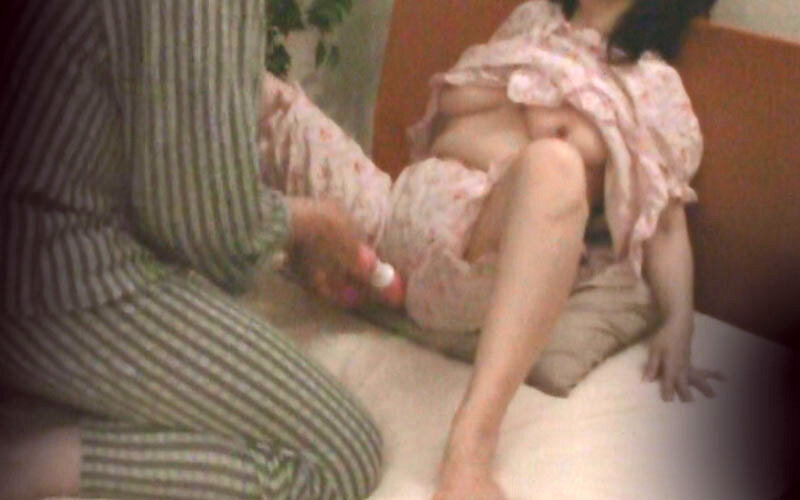 寝取られ妻隠し撮り投稿 愛する妻が他人男の勃起チ○ポを咥えてヤラれてしまう!?5家族2枚組 画像12