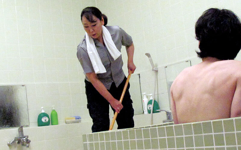 掃除婦のおばさんにチ○ポ出してヌキ依頼してみたら、どこまでヤレル!? 7枚目