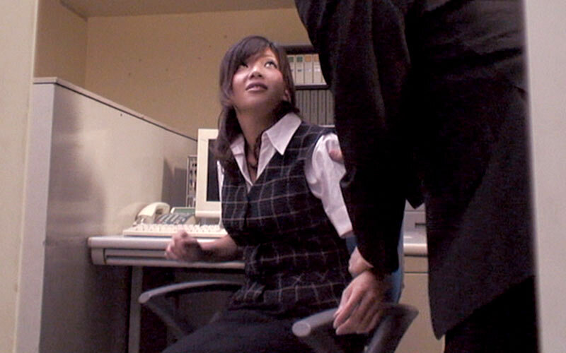 流出映像!ムチムチタイトスカート肉感OLをセクハラ痴姦 画像4