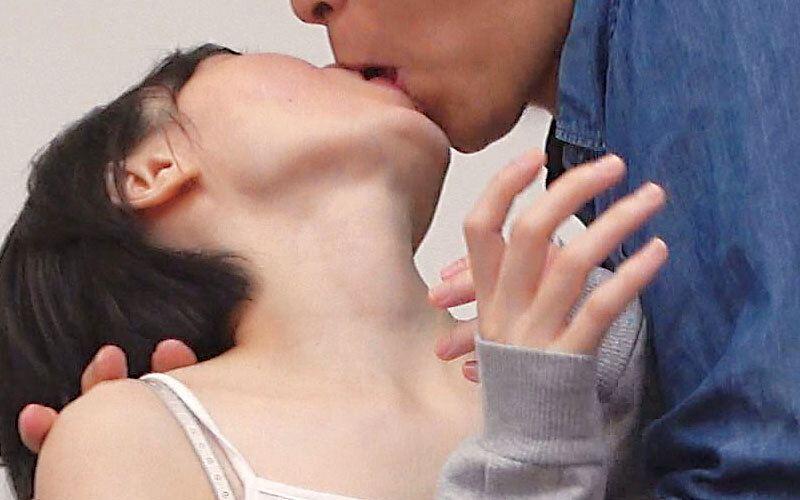 隣の部屋で子供が寝てるのに…人妻さんとイチャイチャハメ撮り不倫2 2枚目