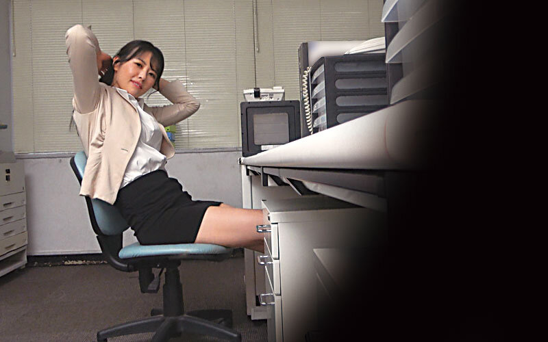 完全主観 「ほら、ワタシをおかずにして…目の前でシコって見せて…」美熟女に見つめられながら射精する快感3 画像1