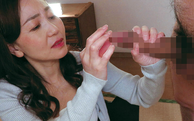 美熟女センズリ鑑賞会 見ているだけのはずが…興奮したオバサンがお掃除フェラからそのまま咥えて生ハメ中出し!2 画像7