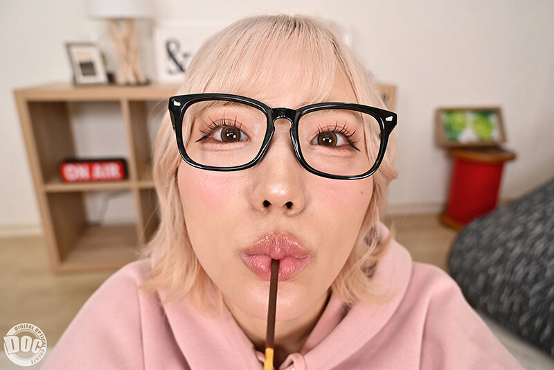 【VR】「寒いしダルくて出れない」無気力ギャルとコタツ王様ゲームで密着汗だくSEX 春陽モカ 8枚目