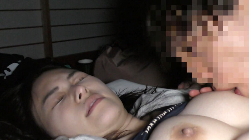 大学夏ゼミ 女部屋で休んでいる彼女に会いに行き、同室女性がいるにも関わらず深夜のいたずらでこっそりハメしてみた件 画像3