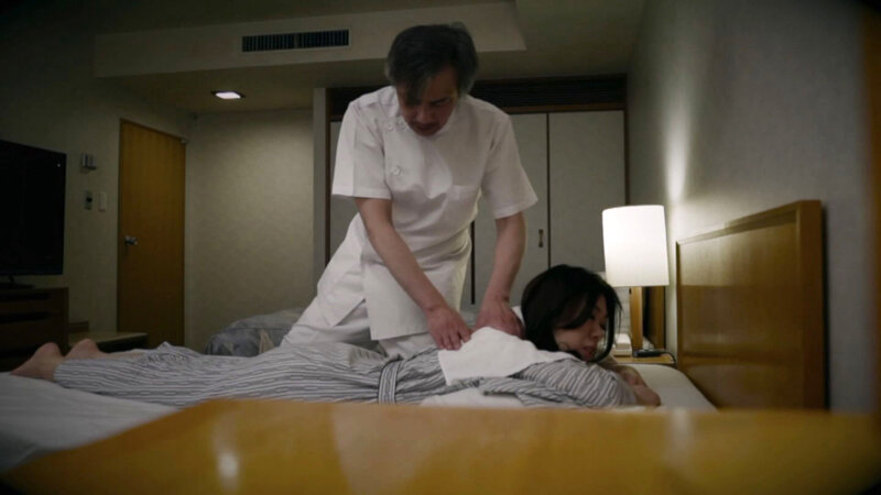 隠しカメラは見た!温泉宿のエッチなマッサージ!自分で入れちゃう欲求不満妻 1枚目