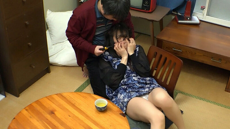 団地の住込み管理人。家族構成などすべてを知る老いた男。最近ご無沙汰な奥さん、いらっしゃい! ゴミ袋から毎日コンドームがでてくる新婚さん! 2枚目