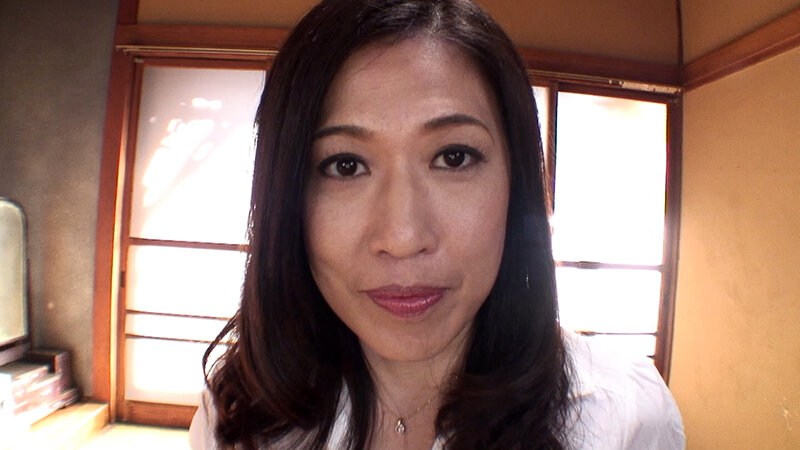 若い2本の肉棒を器用にしゃぶる変態五十路熟女のイキ過ぎ過呼吸絶頂SEX! 1枚目