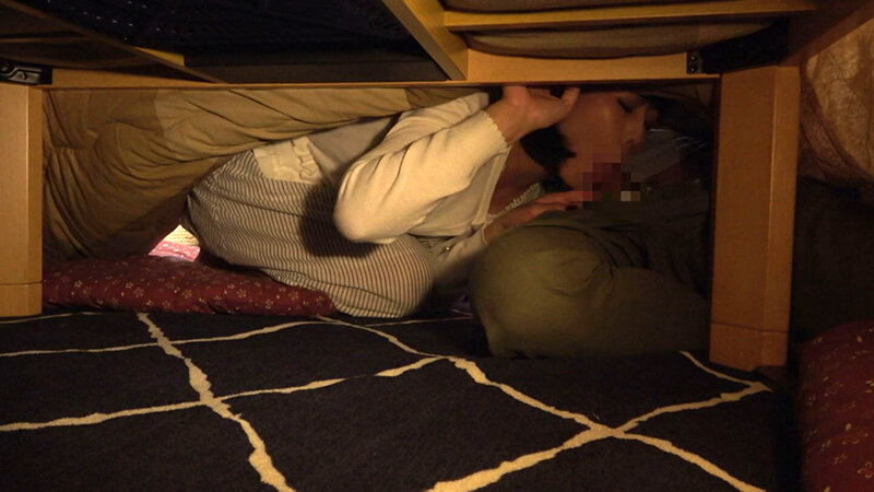 イビキをかいてる父親の横で義母とムスコは燃え上がる!声を我慢してイキまくる新妻 3枚目