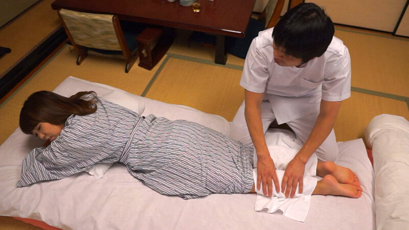「欲しくなっちゃって…舐めてもいいですか?」エロマッサージ師の施術で火照った身体は男のモノでイキ狂う 1枚目