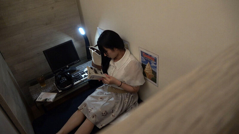 ネカフェアルバイト禁断の不法行為流出映像 黒髪オタ女に向けられた毒牙! 1枚目