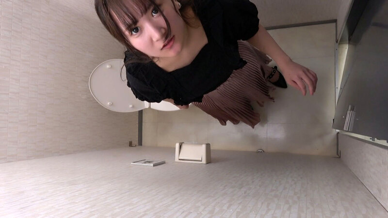 「気持ちいいことしようぜ!」女トイレに巣くう侵入者。作業中でも優しく手を止めてくれるあの人が… 1枚目