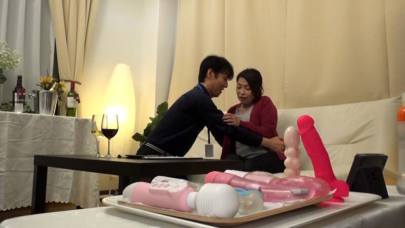 部屋に置かれた大量のエッチなおもちゃの数々…こっそり使って気持ちよくなったおばさんは我慢出来ずに他人棒にすがりつく! 4枚目