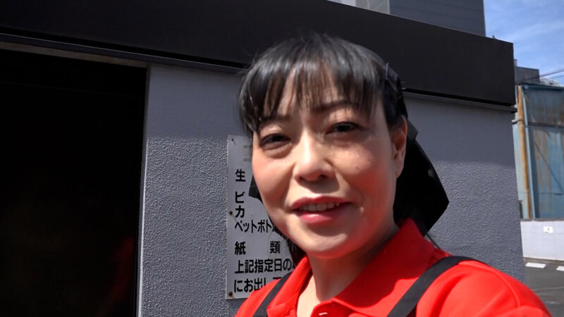 地方の焼肉店を夫婦で営む長身巨乳の熟女さん、旦那さんが居ない隙に店舗でAV撮影!パンティを濡らす秘伝のタレ! 2枚目