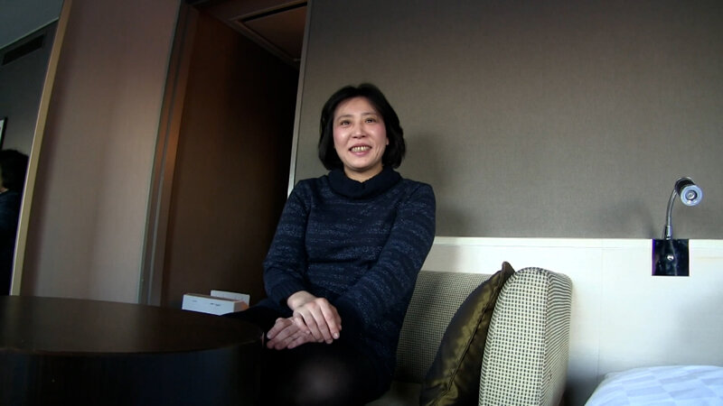 地味目などこにでも居そうな熟女もやっぱりSEXがしたい!我慢できずにAV出演で男優肉棒で快楽イキ! 1枚目