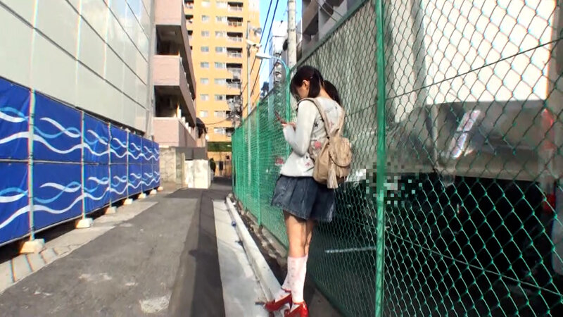 路地裏で見つけたあどけなさの残る黒髪娘を寒さしのぎにナンパ!おぼこい娘さんがエロビデオ撮影で中出しされた件。 1枚目