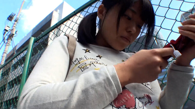 路地裏で見つけたあどけなさの残る黒髪娘を寒さしのぎにナンパ!おぼこい娘さんがエロビデオ撮影で中出しされた件。 2枚目