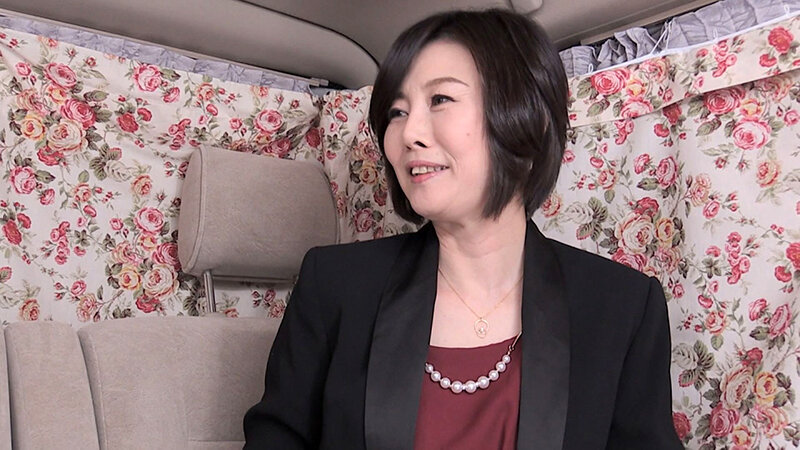 若いイケメンにメロメロ！生挿入を要求するセレブ妻の痴態！ 画像1