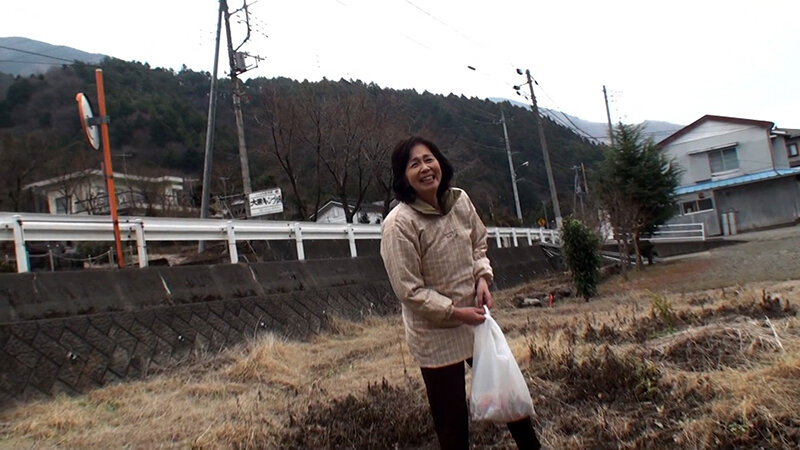 AVに応募して来たごく普通の大人しそうな淑女の田舎熟女!独り身で悶々とした欲求不満を抱えた還暦直前熟女の初撮りSEX! 1枚目