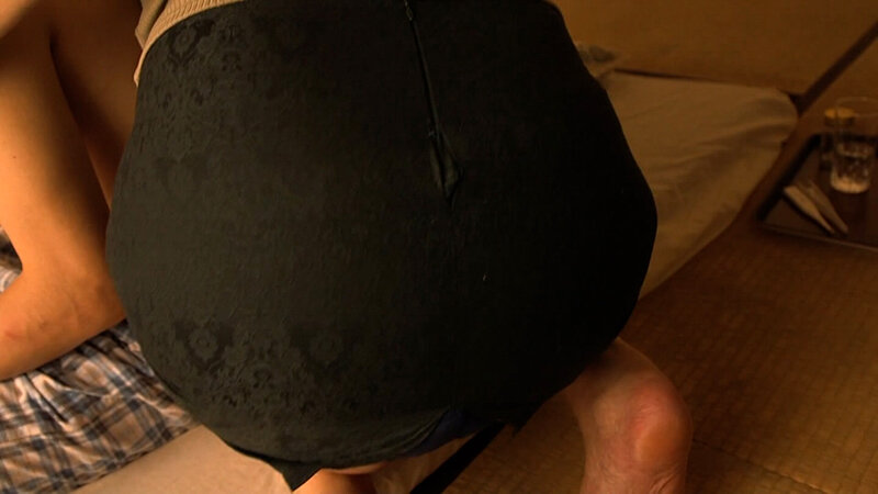 病にふける娘婿の勃起した男根に欲情して誘惑する欲求不満な色っぽい義母! 2枚目