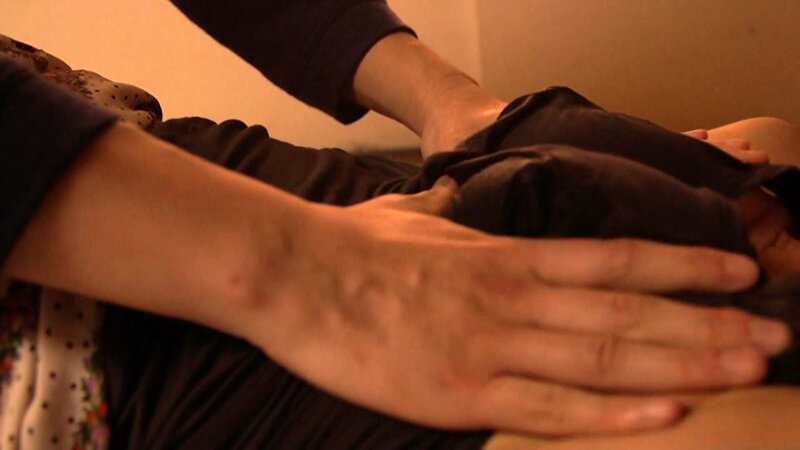 昼下がりの居間で母の不倫現場を目撃した愚息の肉棒は勃起し…目の前の男根にしゃぶりつく淫乱母さんとの禁断SEX! 4枚目