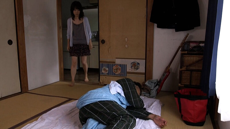 体調不良の愚息の元に訪れた母さん!貧乳だけどデカ乳首に発情した愚息とのSEXに嵌る淫乱母さん! 1枚目