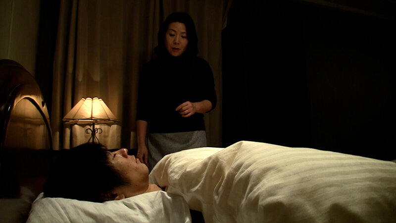 娘婿の肉棒が忘れられない!!深夜に全裸で肉棒を求める淫乱義母の背徳SEX! 1枚目