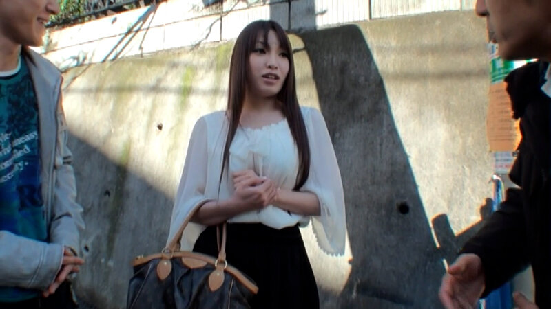 帰宅途中のスレンダー巨乳奥様を読者モデルにとナンパしてスタジオに!カメラテストでのエッチなポーズに股間が疼く奥様に乱交中出し! 画像1