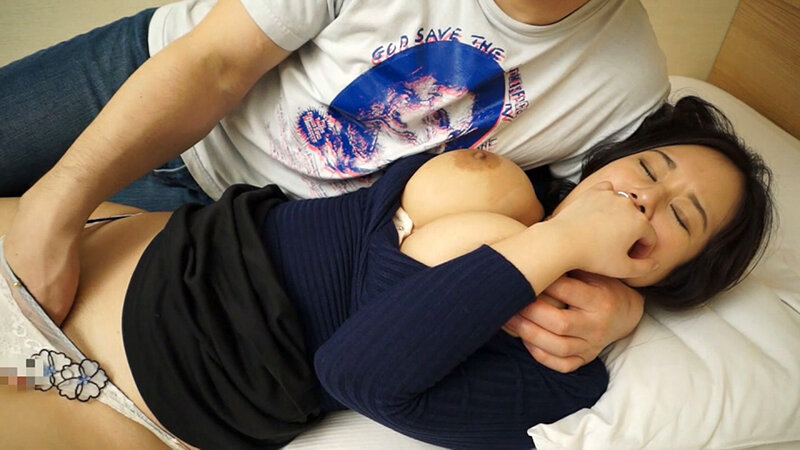 【奇跡の天然神オッパイJカップを持つ奥様】二度見確定のオッパイを持つ人妻さん。結婚していても「出会い!」を大事にしているという考え方も神レベル 画像2