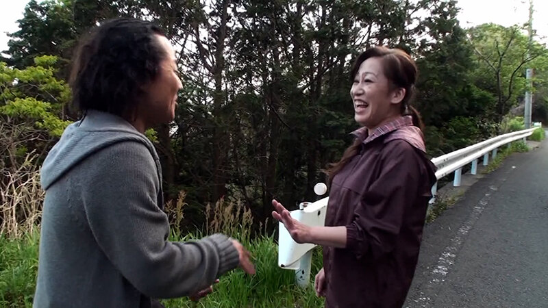 田舎町の綺麗な奥さんをインタビューとナンパして車に誘い迫ってみると…昔を思い出して甘く悶える欲求不満奥さんと野外カーセックス！ 画像1