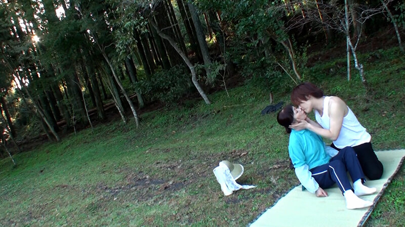 もうすぐ六十路の熟女がAVに応募。森の木陰で淫乱中出しSEX!太陽の下で本能丸出しAV撮影! 2枚目