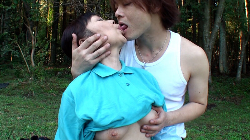 もうすぐ六十路の熟女がAVに応募。森の木陰で淫乱中出しSEX!太陽の下で本能丸出しAV撮影! 3枚目