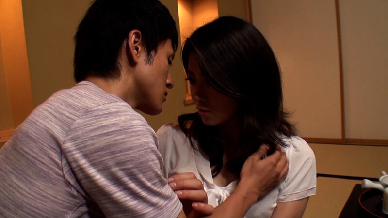 禁断の背徳行為に溺れる美熟女の淫乱中出しSEX!心では抗っていてもカラダが我慢出来ない! 1枚目