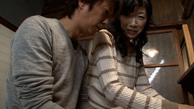 いい歳して倅の肉棒に感じてしまった私!?誰にも言えない禁断の中出しSEXにイク! 1枚目