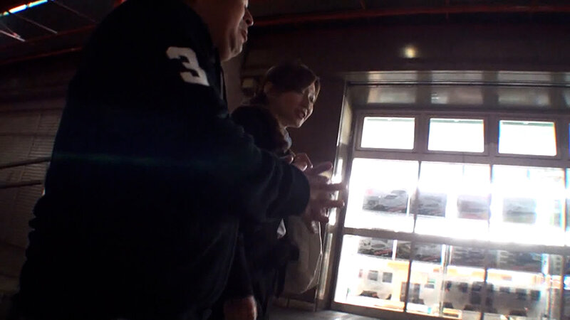 暇そうな美人奥様をナンパしてAV鑑賞をしてもらいました!最近ご無沙汰な夫婦生活で欲求不満を募らせている若妻さんと本能丸出し乱交SEX! 画像1