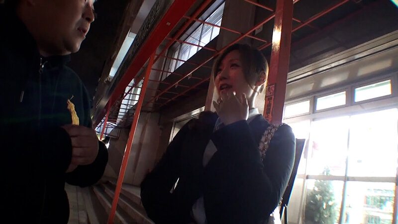 暇そうな美人奥様をナンパしてAV鑑賞をしてもらいました!最近ご無沙汰な夫婦生活で欲求不満を募らせている若妻さんと本能丸出し乱交SEX! 画像2