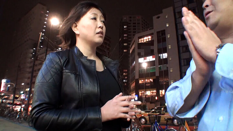 帰宅途中のぽっちゃり奥様に試写してもらいたいとナンパ!ごく普通の奥様に実は過激なAV鑑賞をしてもらいエッチまでできるか!? 画像2