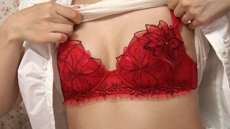 喘ぎ声が止まらない!どエロい衣装を着せられて発情する変態妻! 画像1