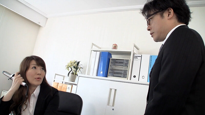 セクハラ女上司が部下の肉棒漁り!疲れを知らないムラムラ熟女の淫乱大爆発の生ハメ淫行! 1枚目