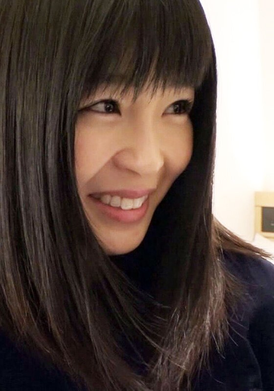 年に数度のセックスじゃ我慢できない黒髪清楚奥様。電マの振動がヤリマン最強属性にレベルアップ。挿入ではガッチリ脚ホールドでオトコをキープ！