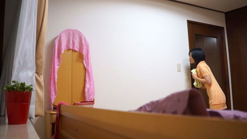 「娘居るからだめ!」隣の部屋には娘がいるのに声が止まらない!声を抑えて燃え上がる熟年セックス! 2枚目