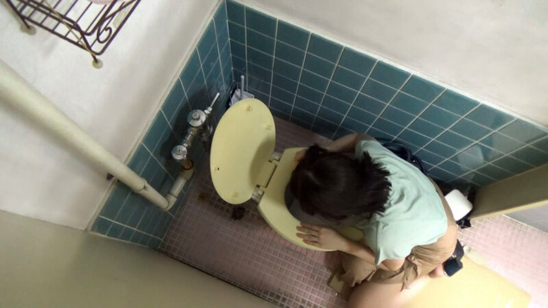 女性トイレ内も危険がいっぱい！意識がないまま喰われてしまう色白スレンダー巨乳女！ サンプル