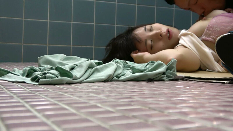 女性トイレ内も危険がいっぱい！意識がないまま喰われてしまう色白スレンダー巨乳女！ サンプル